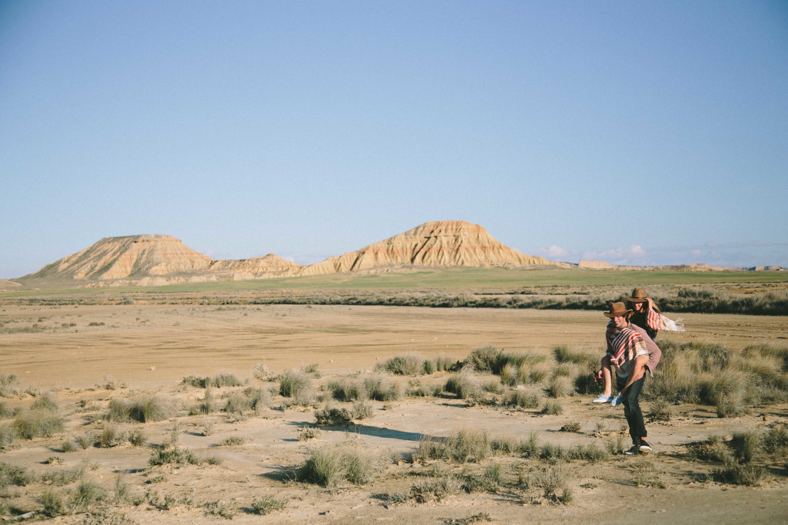 Amanda et Camille au coucher du soleil dans le désert des bardenas
