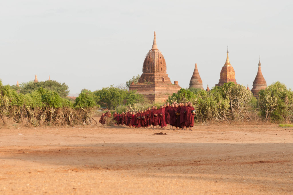 moines qui marchent au temple de Bagan 