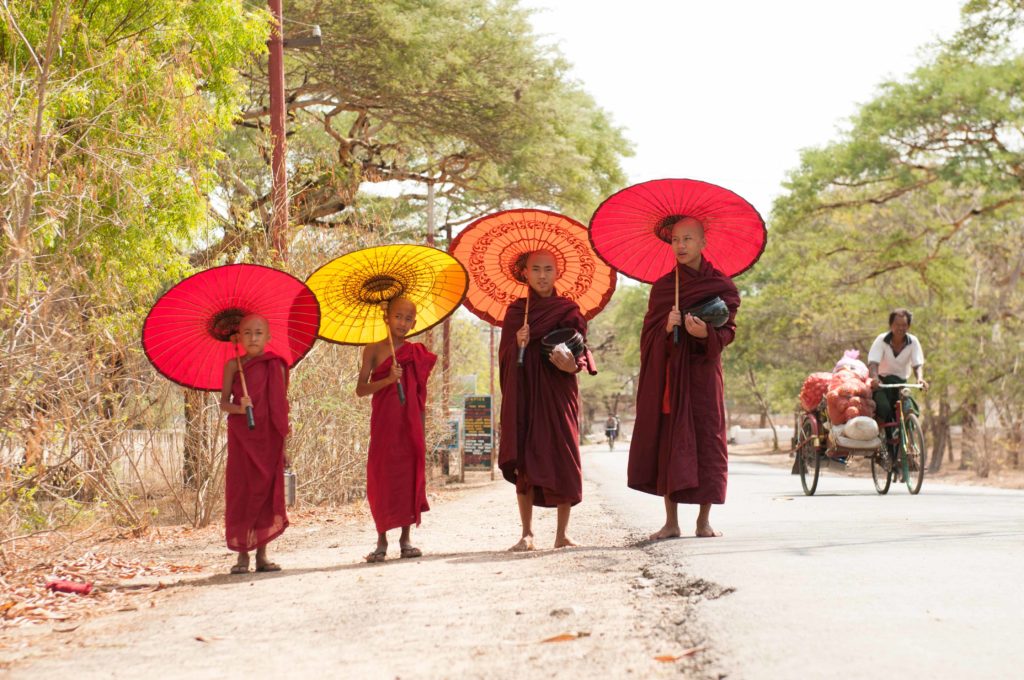 moines dans les rues de bagan