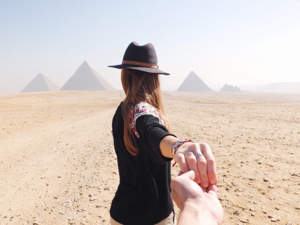 couple, désert et pyramides en Egypte, Le Caire