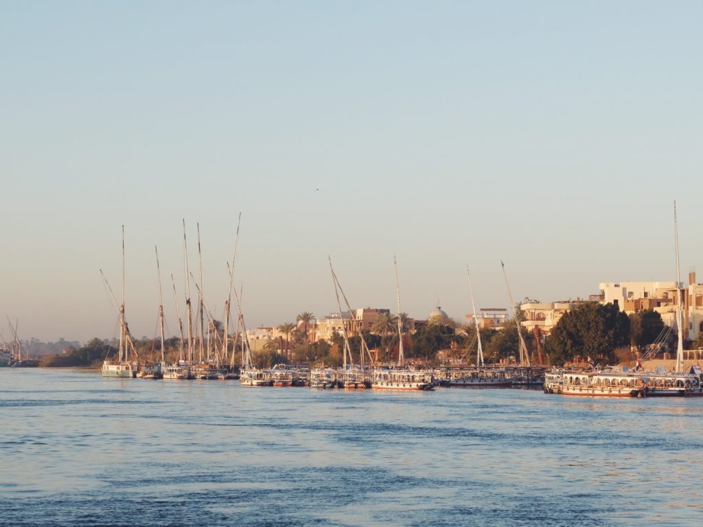 Sur les rives du Nil de Louxor, Egypte