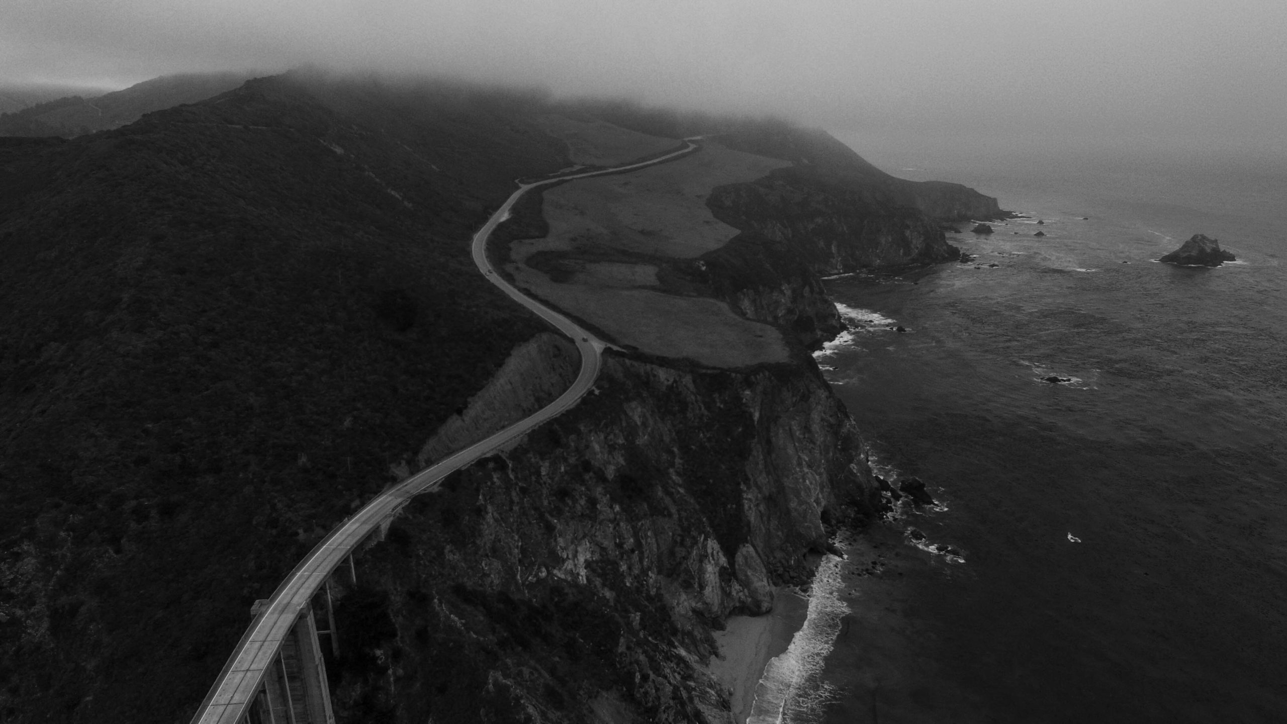 highway 1 en californie en noir et blanc