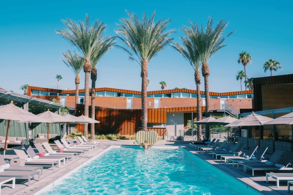 piscine de l'hôtel arrive à palm springs