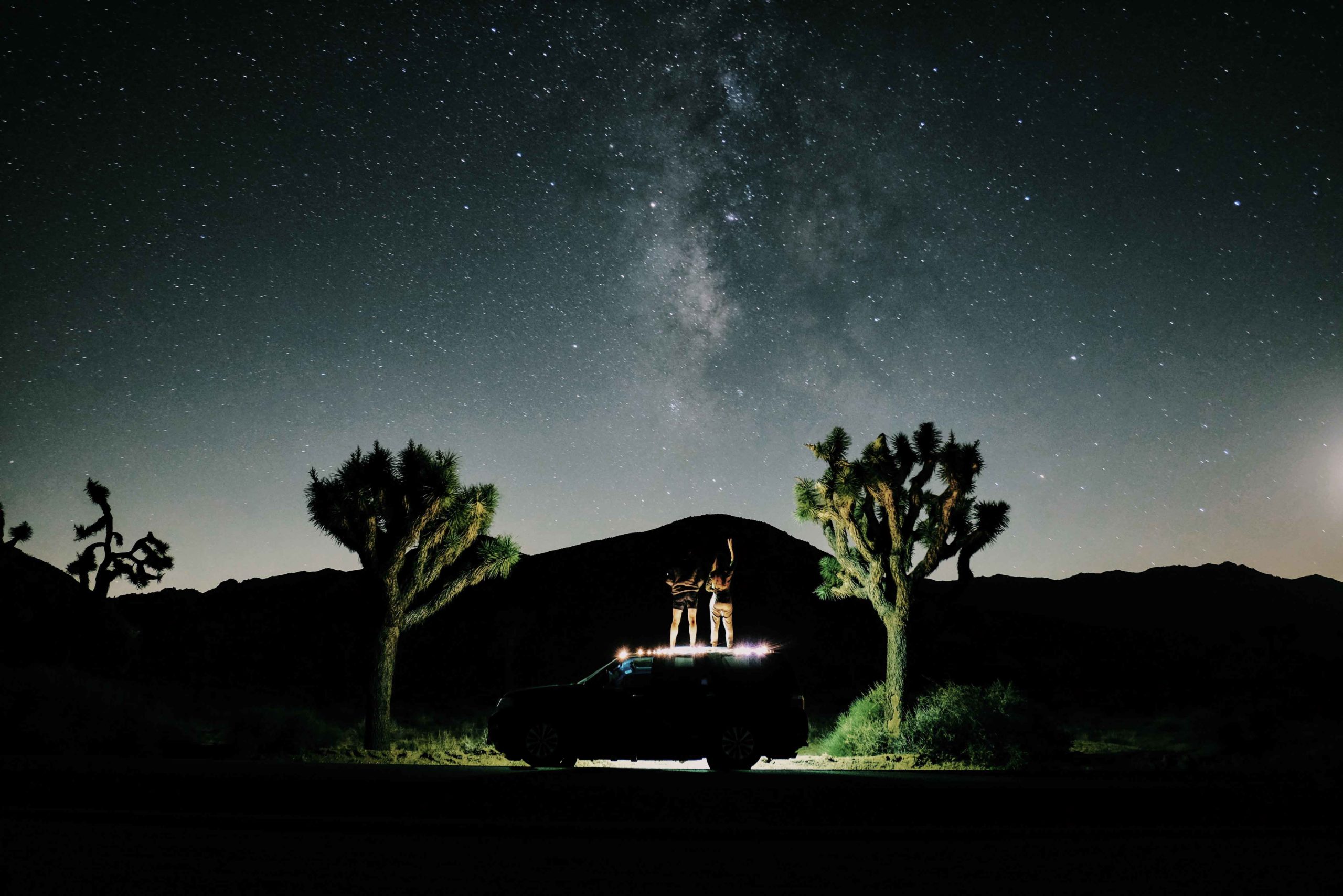 de nuit sur van avec vue sur Voie lactée au parc national de Joshua tree 