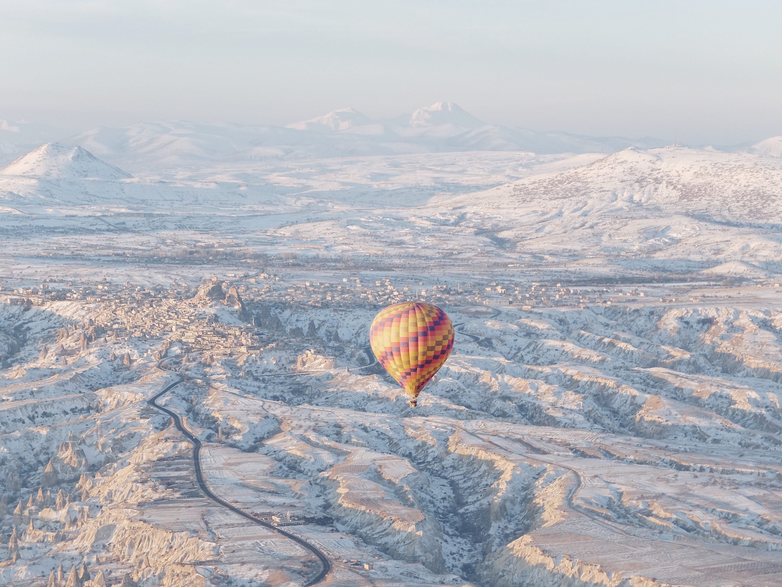 montgolfière dans les paysages enneigés en Cappadoce
