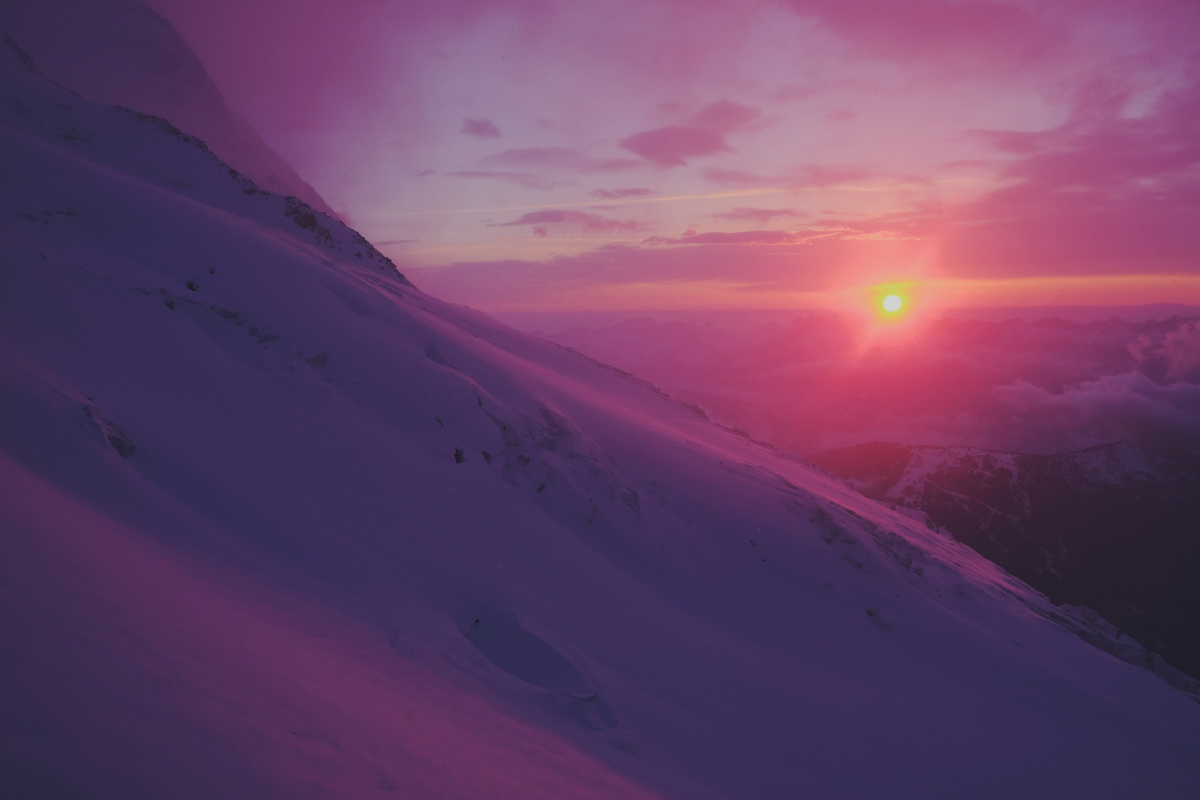 lever de soleil sur les montagnes de chamonix face au mont blanc