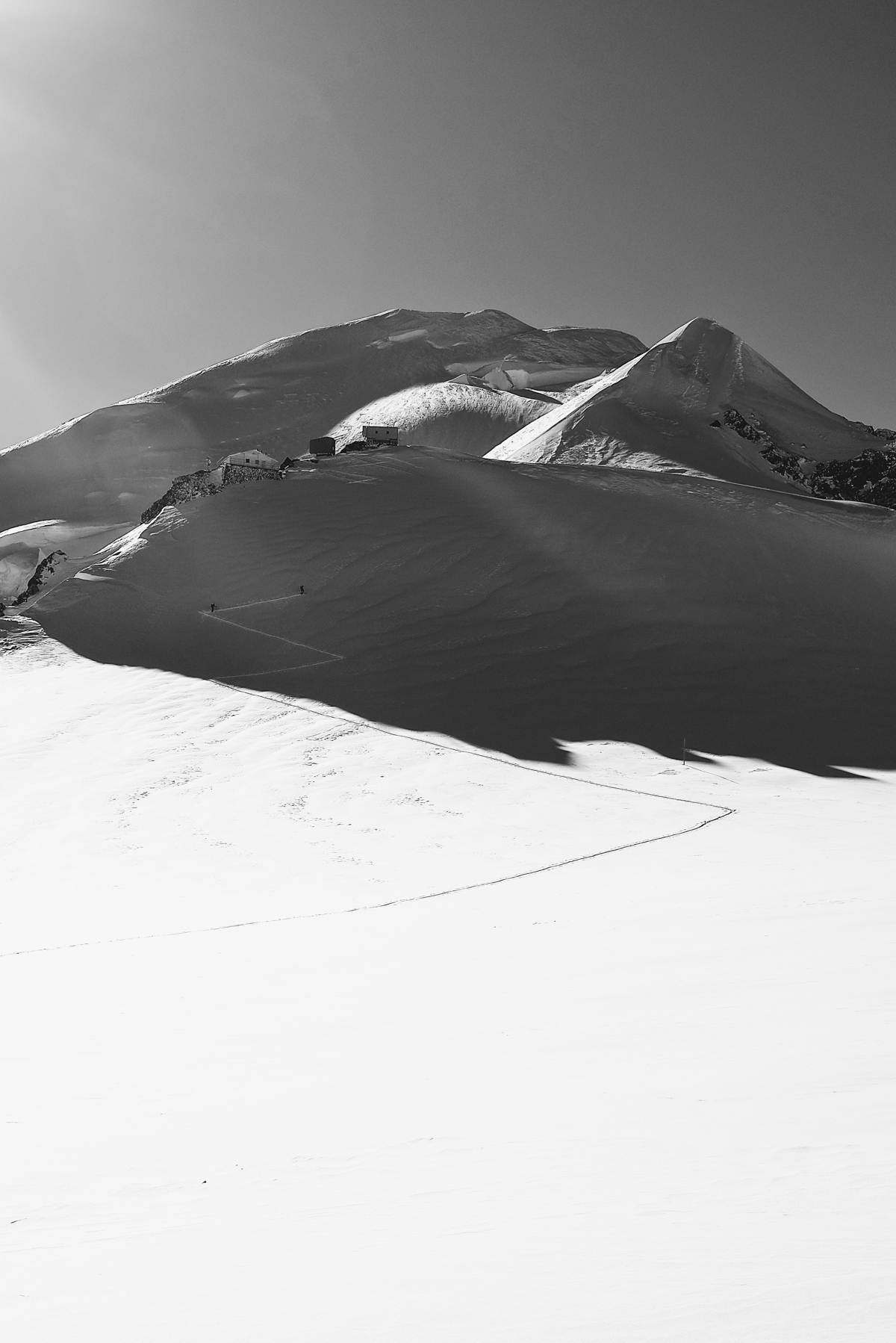 ski de randonnée en redescendant le mont blanc