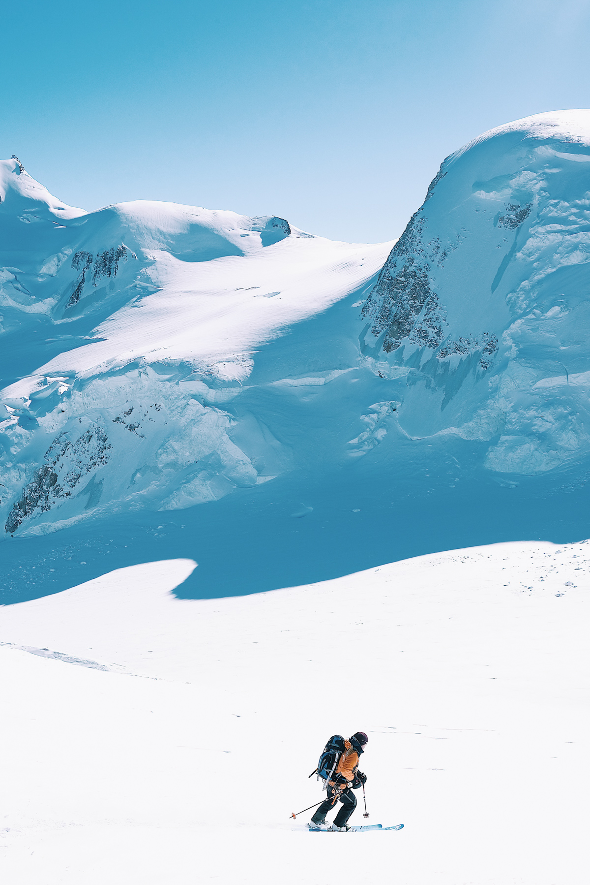ski en montagne dans les alpes l'hiver