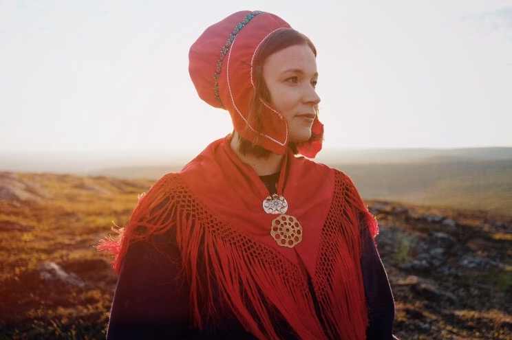 femme en costume traditionnelle Sami en Laponie finlandaise