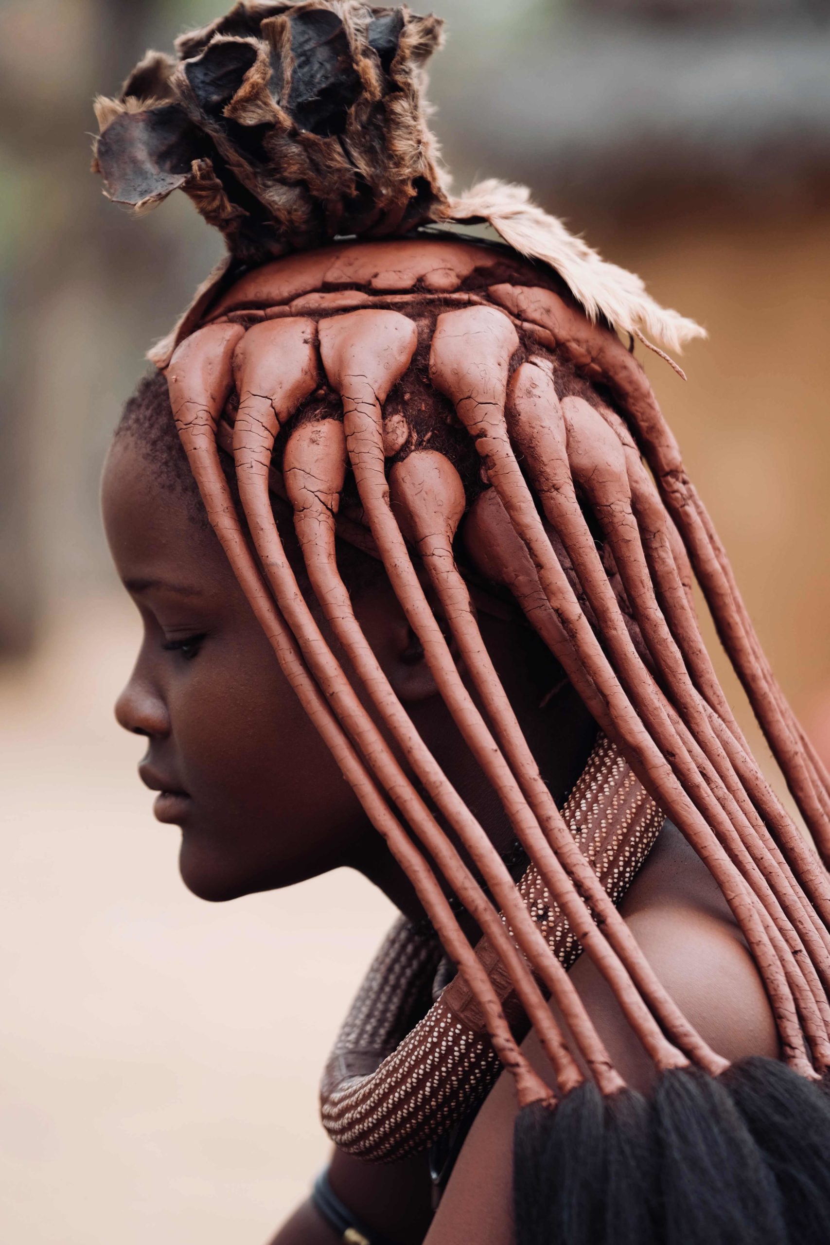 jeune femme himba en Namibie dans le damaraland