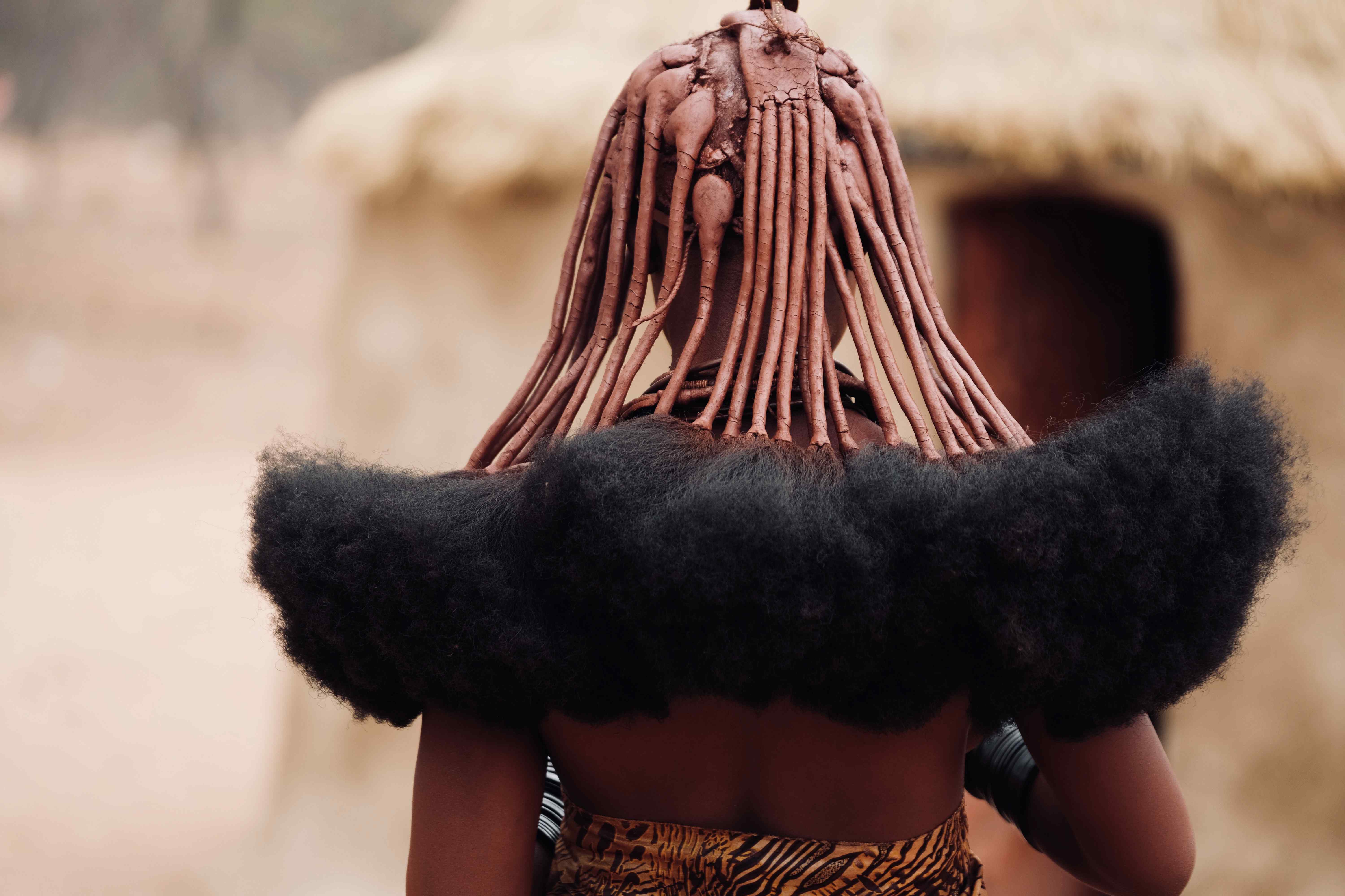 détail cheveux des femmes himba en Namibie dans le damaraland