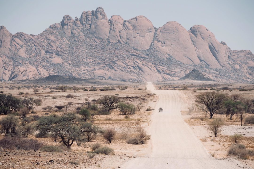 sur les routes dans le damaraland en Namibie