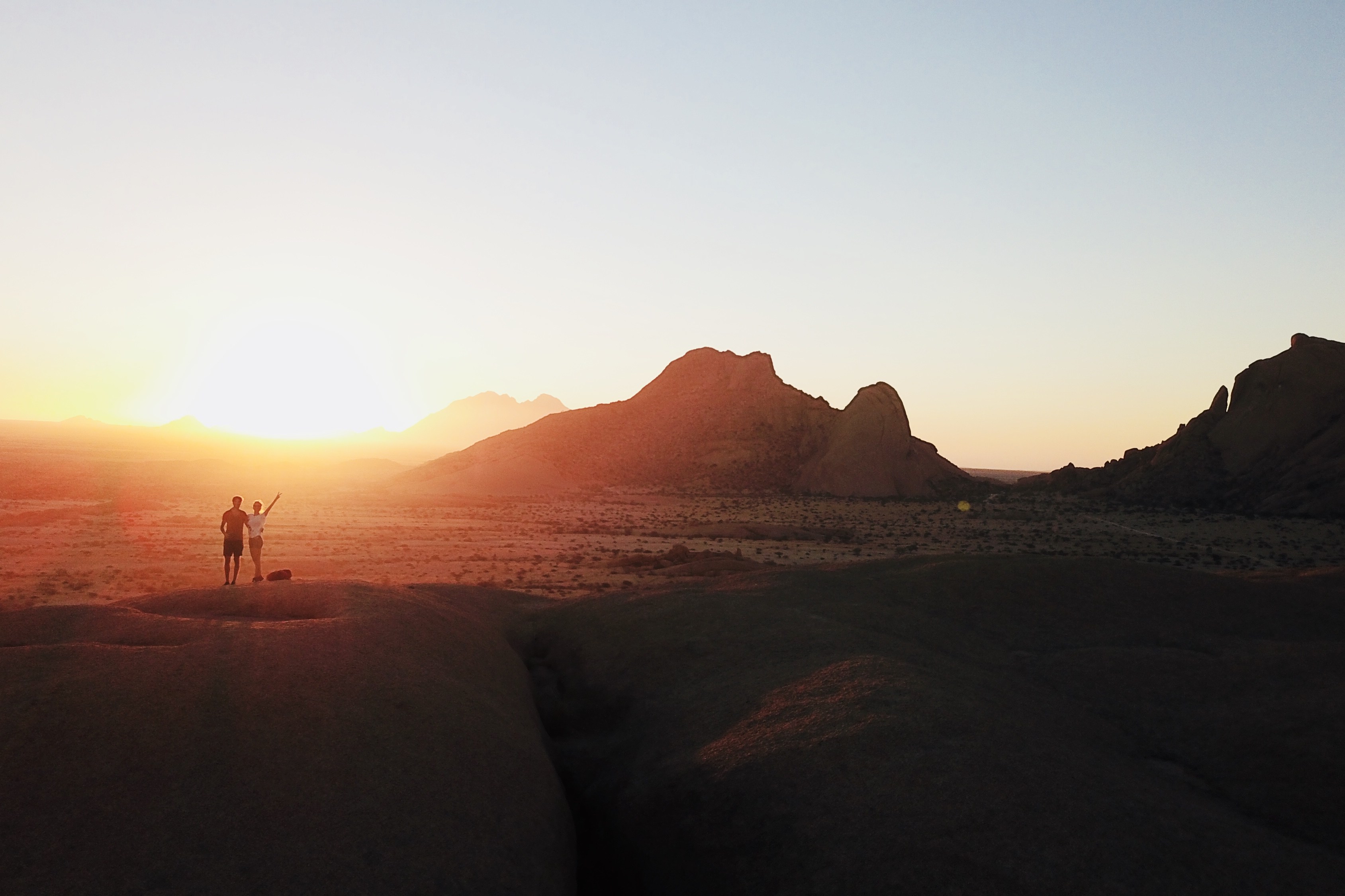 1duvetpour2 au coucher de soleil en Namibie au spitzkoppe
