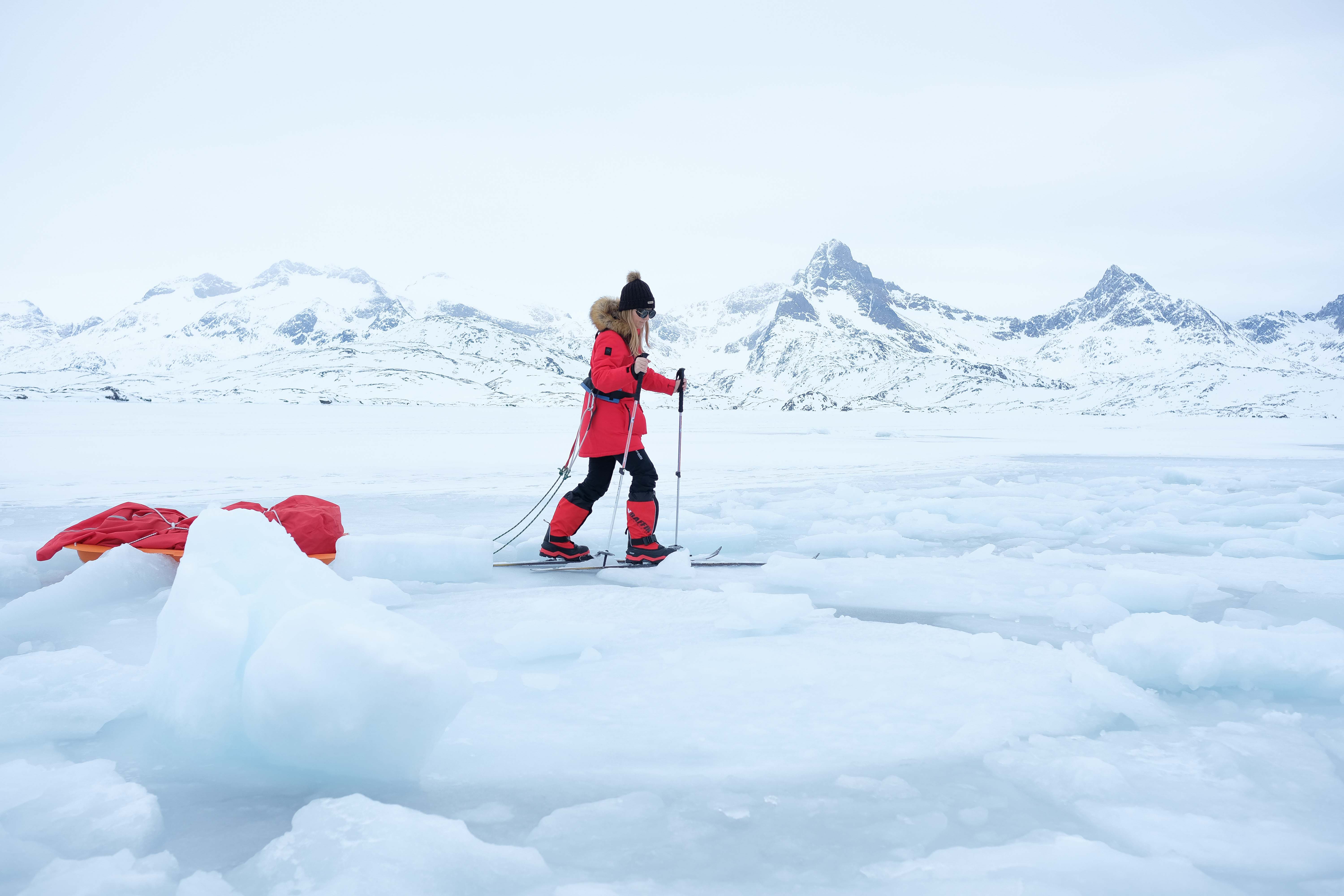 Marche au milieu de glace au Groenland 