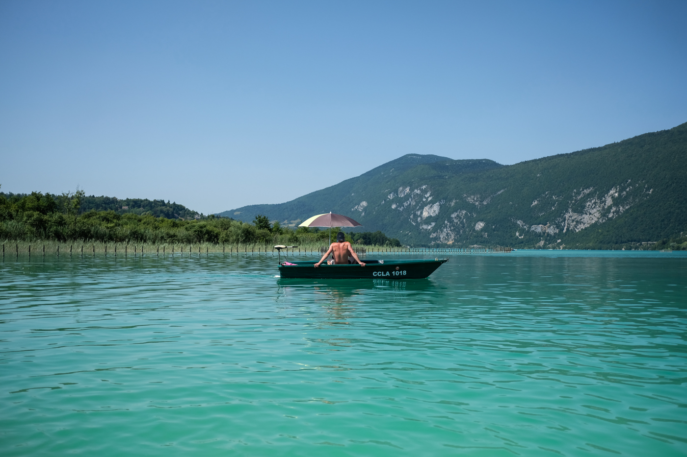 petite barque en été sur le Lac d'Aiguebelette en Savoie mont blanc