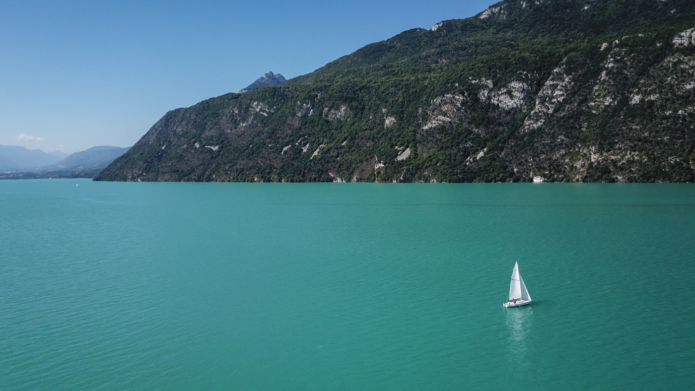 naviguer à la voile sur le lac du bourget en Savoie Mont Blanc 