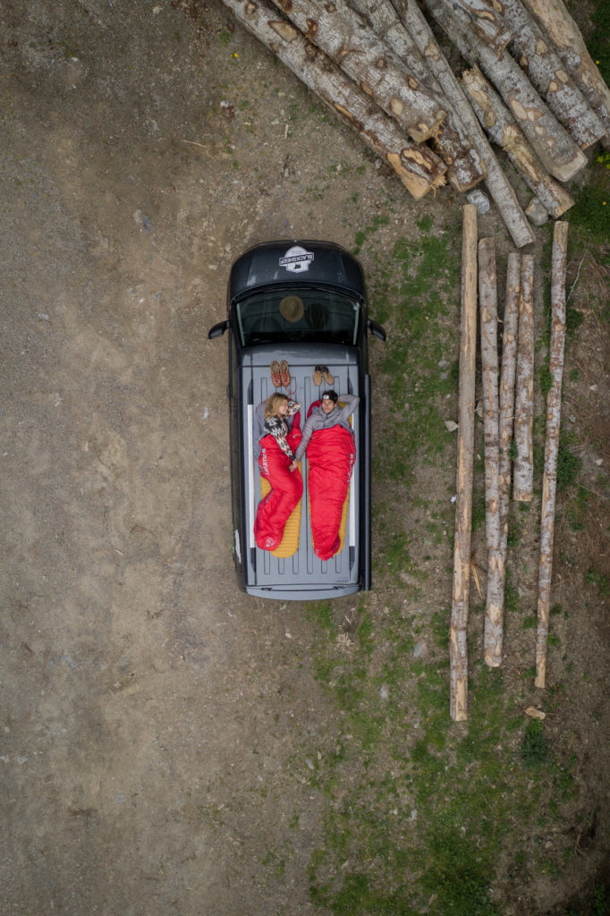 Couple plongé sur van lors d'un road trip dans Les Pyrénées blacksheevan
