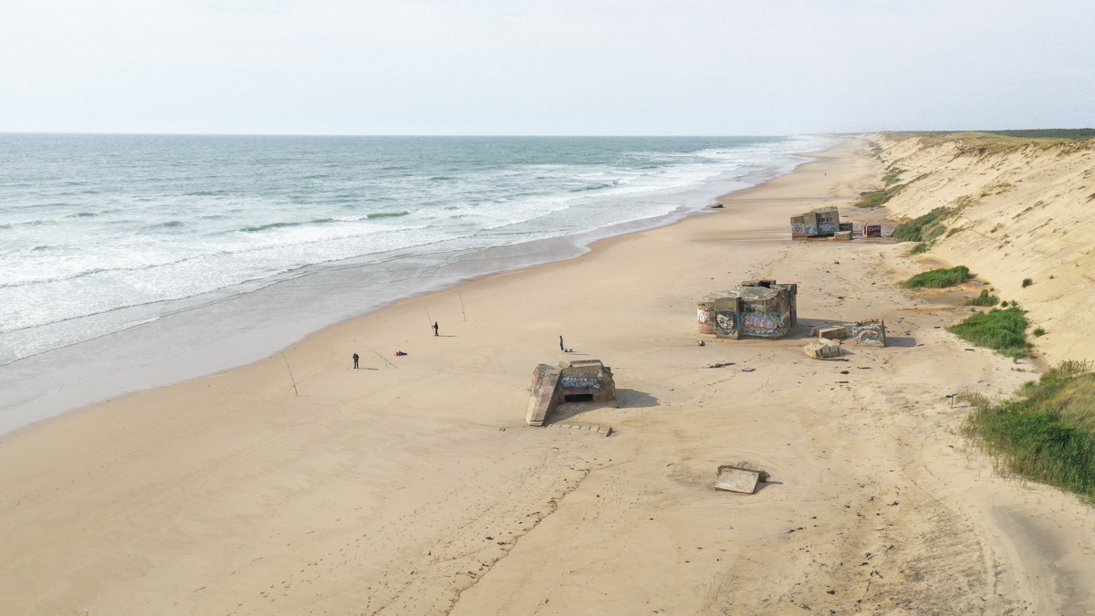 bunkers sur la plage dans le médoc 