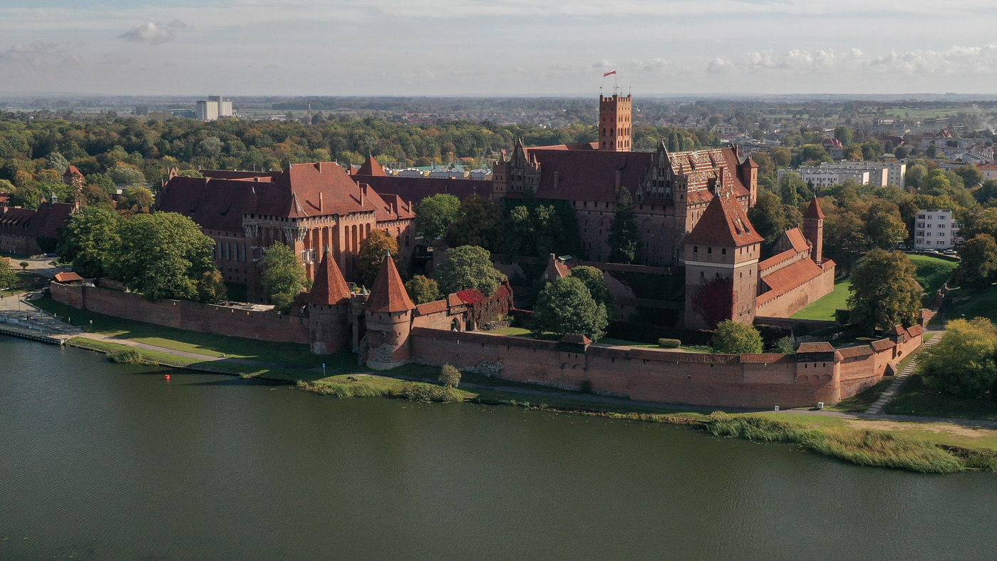 devant le château de Malbork en Pologne a cote de gdansk