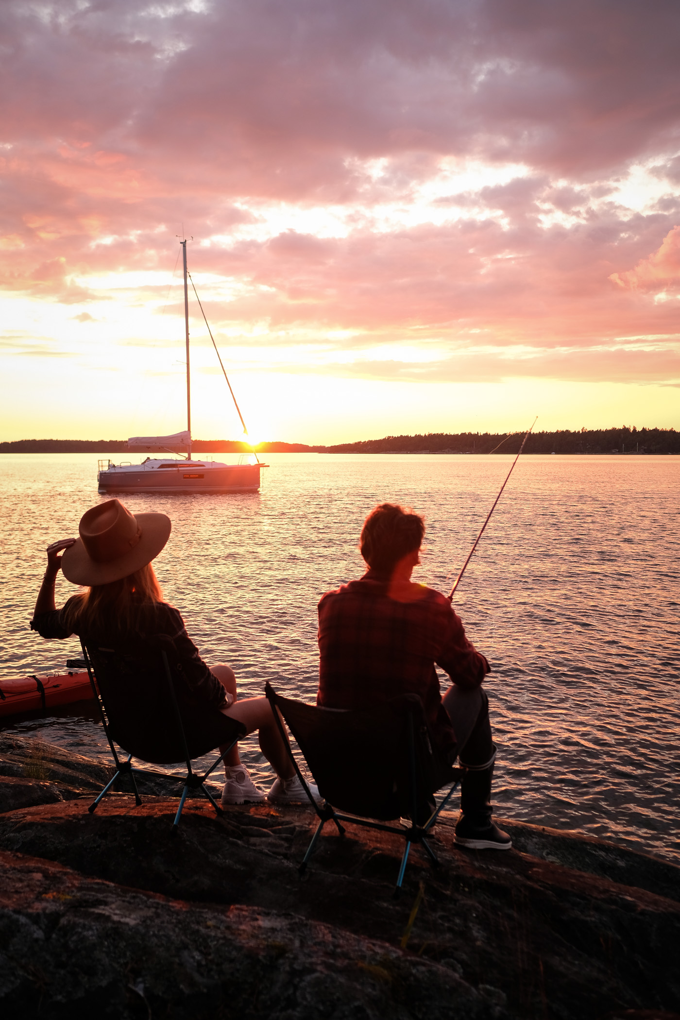 pêche au coucher du soleil en finlande l'été