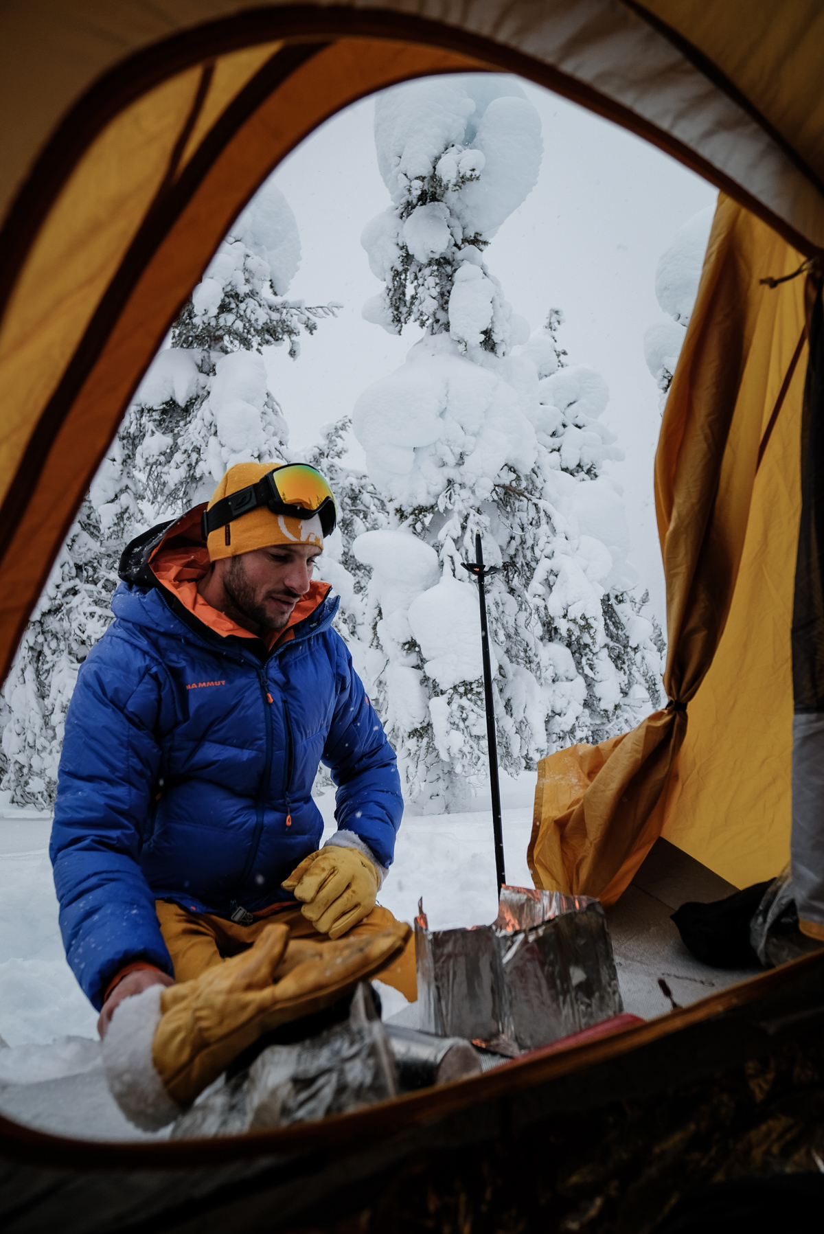 sous la tente enneigée en Laponie l''hiver