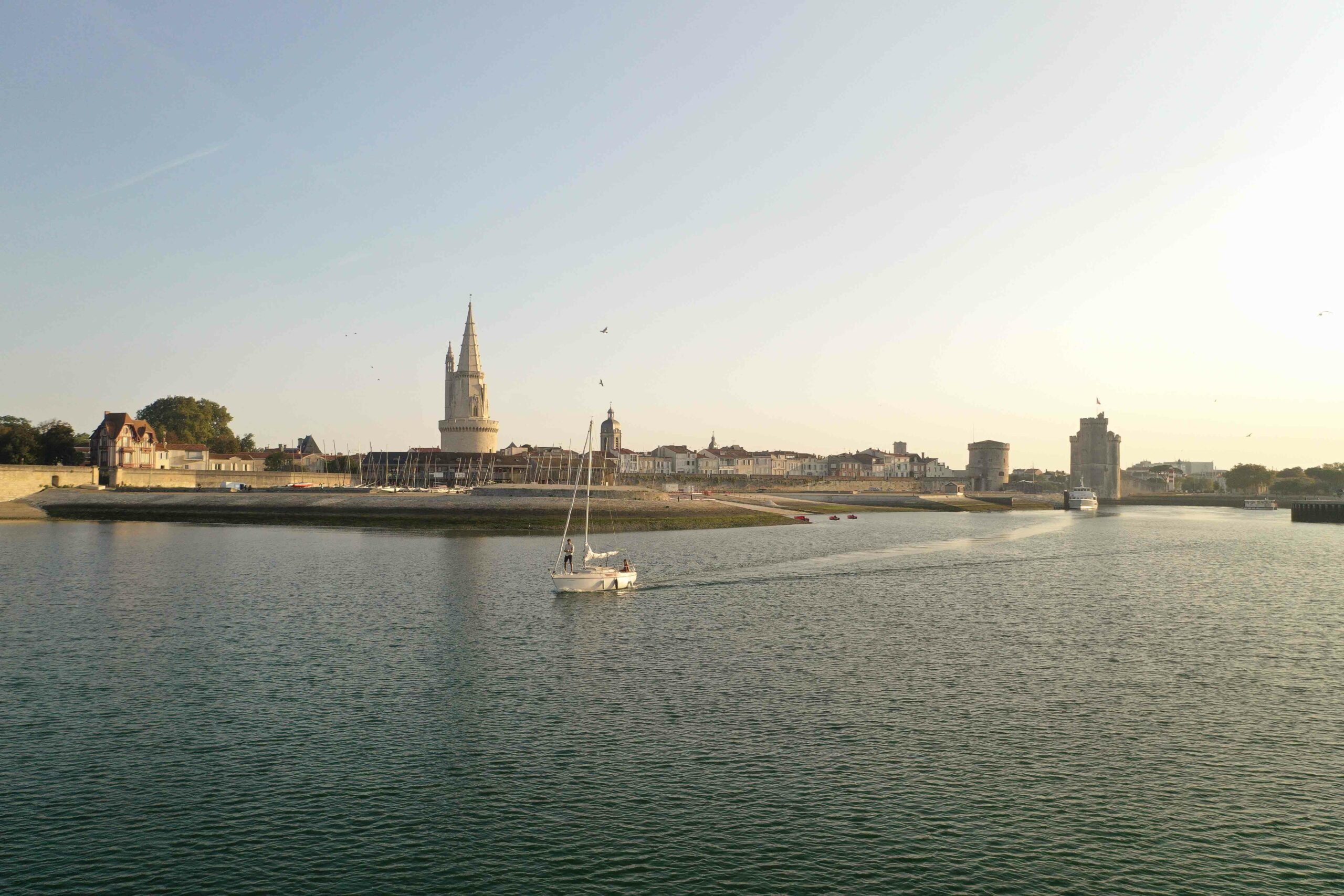 voilier dans le vieux port de La Rochelle
