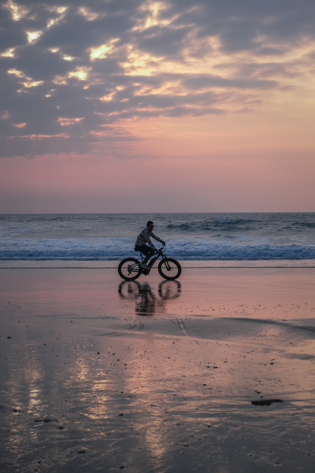 vélo au coucher du soleil à la plage de Lacanau